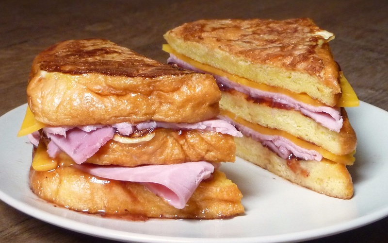 L'image représente une recette de sandwich au jambon réalisé avec de la brioche en guise de pain.