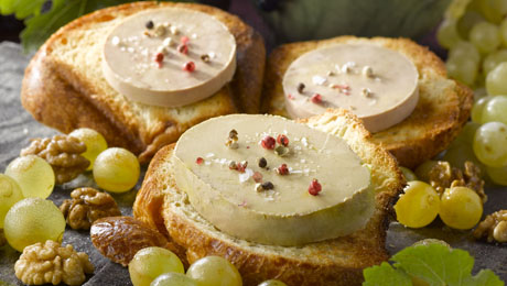 L'image représente une recette d'une tranche de brioche sur laquelle est déposé un morceau de foie gras.